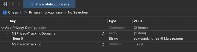 「NSPrivacyTrackingDomains」の下に Braze トラッキングエンドポイントがリストされて開かれている「PrivacyInfo.xcprivacy」ファイル。